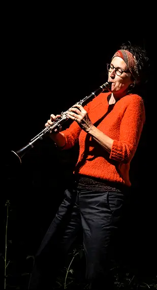 Membre du groupe Nothing Concrete. La clarinettiste.