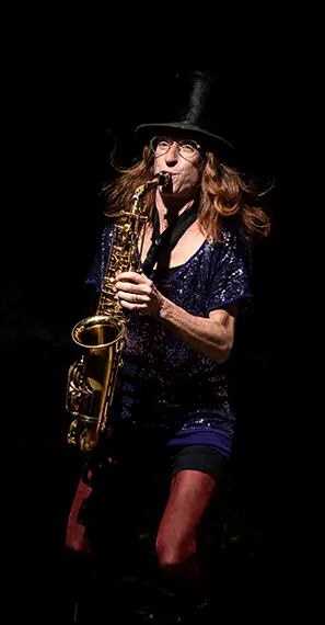 Membre du groupe Nothing Concrete. La saxophoniste.